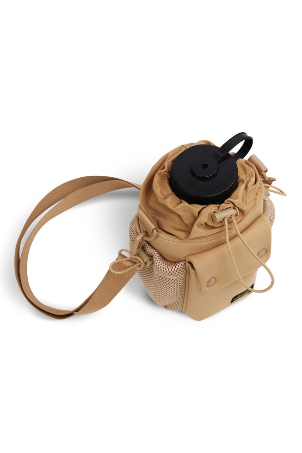 본보야지 텀블러백은 캠핑, 피트니스, 요가, 일상생활에서 활용하기 좋은 여성용 텀블러백입니다. 카멜 컬러의 무지 디자인으로, 나일론 소재를 사용하여 제작되었습니다. 미디엄 사이즈의 원통형 가방으로, 최대 13.5cm 직경의 텀블러, 1000ml 단백질 쉐이커, 900ml 대용량 텀블러까지 수납 가능합니다. 사이즈 조절 및 손잡이 기능과 고무 스트랩 디테일, 조임용 끈 잠금 방식으로 실용성을 더했습니다. 캠핑룩, 피트니스룩, 요가/필라테스룩에 캐주얼, 미니멀, 스포티한 스타일을 더해보세요.
