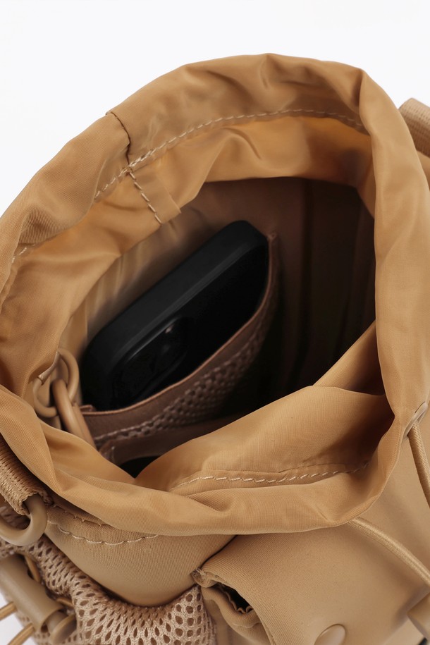 본보야지 텀블러백은 캠핑, 피트니스, 요가, 일상생활에서 활용하기 좋은 여성용 텀블러백입니다. 카멜 컬러의 무지 디자인으로, 나일론 소재를 사용하여 제작되었습니다. 미디엄 사이즈의 원통형 가방으로, 최대 13.5cm 직경의 텀블러, 1000ml 단백질 쉐이커, 900ml 대용량 텀블러까지 수납 가능합니다. 사이즈 조절 및 손잡이 기능과 고무 스트랩 디테일, 조임용 끈 잠금 방식으로 실용성을 더했습니다. 캠핑룩, 피트니스룩, 요가/필라테스룩에 캐주얼, 미니멀, 스포티한 스타일을 더해보세요.
