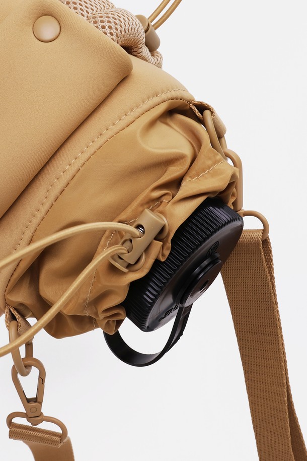 본보야지 텀블러백은 캠핑, 피트니스, 요가, 일상생활에서 활용하기 좋은 여성용 텀블러백입니다. 카멜 컬러의 무지 디자인으로, 나일론 소재를 사용하여 제작되었습니다. 미디엄 사이즈의 원통형 가방으로, 최대 13.5cm 직경의 텀블러, 1000ml 단백질 쉐이커, 900ml 대용량 텀블러까지 수납 가능합니다. 사이즈 조절 및 손잡이 기능과 고무 스트랩 디테일, 조임용 끈 잠금 방식으로 실용성을 더했습니다. 캠핑룩, 피트니스룩, 요가/필라테스룩에 캐주얼, 미니멀, 스포티한 스타일을 더해보세요.
