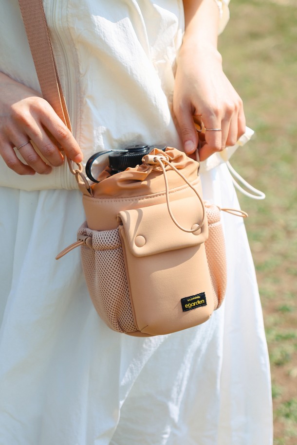 본보야지 텀블러백은 캠핑, 피트니스, 요가, 일상생활에서 활용하기 좋은 여성용 텀블러백입니다. 카멜 컬러의 무지 디자인으로, 나일론 소재를 사용하여 제작되었습니다. 미디엄 사이즈의 원통형 가방으로, 최대 13.5cm 직경의 텀블러, 1000ml 단백질 쉐이커, 900ml 대용량 텀블러까지 수납 가능합니다. 사이즈 조절 및 손잡이 기능과 고무 스트랩 디테일, 조임용 끈 잠금 방식으로 실용성을 더했습니다. 캠핑룩, 피트니스룩, 요가/필라테스룩에 캐주얼, 미니멀, 스포티한 스타일을 더해보세요.
