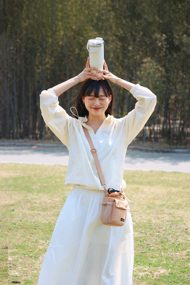 본보야지 텀블러백은 캠핑, 피트니스, 요가, 일상생활에서 활용하기 좋은 여성용 텀블러백입니다. 카멜 컬러의 무지 디자인으로, 나일론 소재를 사용하여 제작되었습니다. 미디엄 사이즈의 원통형 가방으로, 최대 13.5cm 직경의 텀블러, 1000ml 단백질 쉐이커, 900ml 대용량 텀블러까지 수납 가능합니다. 사이즈 조절 및 손잡이 기능과 고무 스트랩 디테일, 조임용 끈 잠금 방식으로 실용성을 더했습니다. 캠핑룩, 피트니스룩, 요가/필라테스룩에 캐주얼, 미니멀, 스포티한 스타일을 더해보세요.
