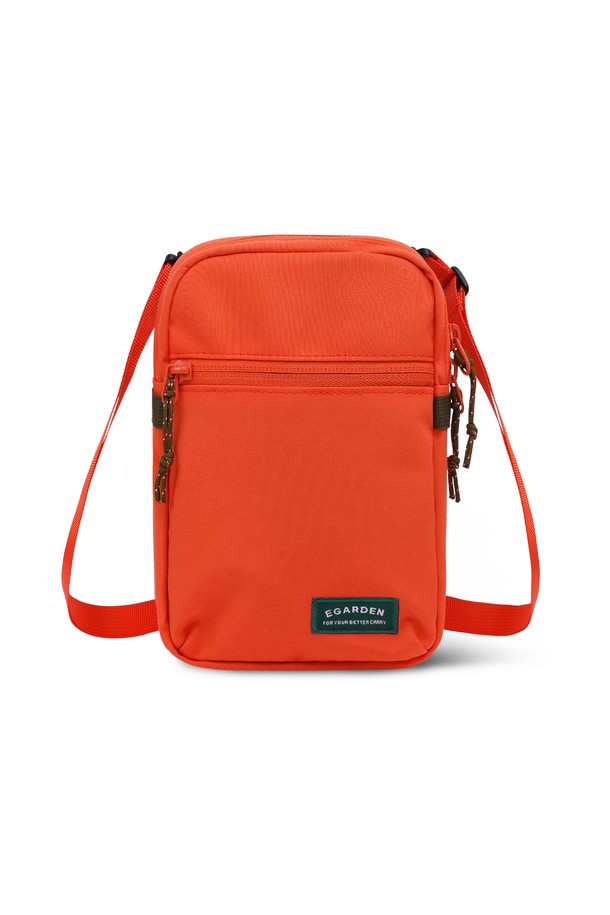 여행과 일상에서 활용하기 좋은 트래블러 미니 크로스백입니다. 가볍고 튼튼한 나일론 소재로 제작되어 방수 기능을 갖춰 실용적입니다. 미니멀하고 캐주얼한 디자인으로, 만다린, 머스타드, 블랙 3가지 색상으로 출시되었습니다. 탈부착 가능한 스트랩과 3개의 수납공간, 메쉬 내부 포켓, 외부 지퍼 포켓으로 편리성을 더했습니다. 스트랩 길이 조절이 가능하여, 여행룩에 완벽하게 어울리는 데일리 핸드폰 소품 가방입니다.
