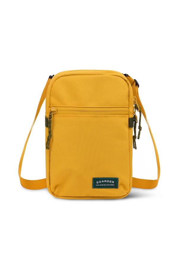 "트래블러 미니 크로스백"은 여행룩과 미니멀, 캐주얼 스타일에 잘 어울리는 여성용 가방입니다. 가볍고 방수 기능이 있는 나일론 소재로 제작되어 일상생활뿐만 아니라 여행 시에도 유용하게 사용할 수 있습니다. 만다린, 머스타드, 블랙 세 가지 색상으로 출시되었으며, 탈부착 가능한 스트랩과 외부 지퍼 포켓, 메쉬 포켓이 있어 수납력을 높였습니다. 미니 사이즈로 스마트폰, 여권 등 꼭 필요한 소지품을 간편하게 수납할 수 있으며, 매트 마감으로 세련된 느낌을 더했습니다. 지퍼형 잠금 방식으로 내용물을 안전하게 보호합니다.

