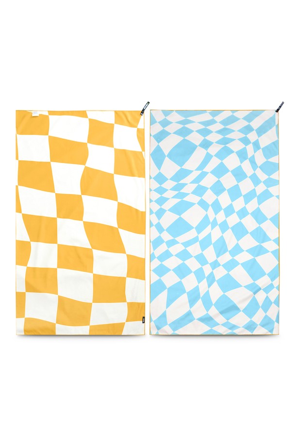 체커보드 비치타월은 부드러운 극세사 소재로 제작되어 흡습성과 속건 기능이 뛰어나며, 가볍고 방수 기능까지 갖춰 수영, 비치, 요가, 운동, 캠핑 등 다양한 레저 활동에 적합합니다. 오렌지, 스트로베리, 바나나, 멜론 등 4가지 싱그러운 컬러의 체크 패턴 양면 프린팅으로 디자인되어, 스타일리시함을 더합니다. 대형 사이즈로 넉넉하게 사용할 수 있으며, 모래 제거가 용이하고 걸이용 고리와 전용 파우치까지 포함되어 편리하게 휴대하고 보관할 수 있습니다. 여름철, 물놀이와 야외 활동 시 쾌적함과 편안함을 선사하는 필수 아이템입니다.
