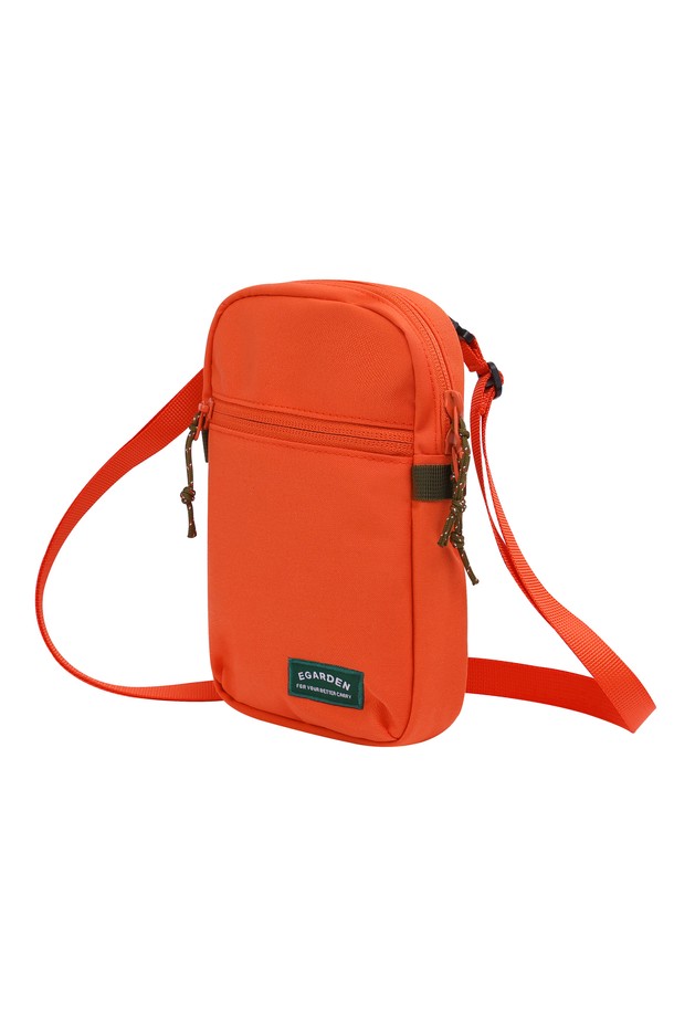 여행과 일상에서 활용하기 좋은 트래블러 미니 크로스백입니다. 가볍고 튼튼한 나일론 소재로 제작되어 방수 기능을 갖춰 실용적입니다. 미니멀하고 캐주얼한 디자인으로, 만다린, 머스타드, 블랙 3가지 색상으로 출시되었습니다. 탈부착 가능한 스트랩과 3개의 수납공간, 메쉬 내부 포켓, 외부 지퍼 포켓으로 편리성을 더했습니다. 스트랩 길이 조절이 가능하여, 여행룩에 완벽하게 어울리는 데일리 핸드폰 소품 가방입니다.

