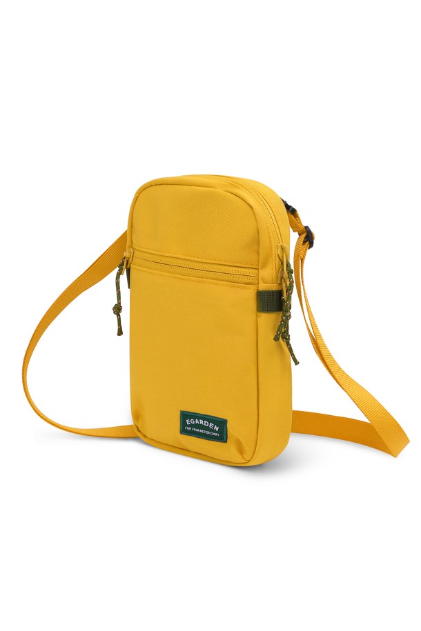 "트래블러 미니 크로스백"은 여행룩과 미니멀, 캐주얼 스타일에 잘 어울리는 여성용 가방입니다. 가볍고 방수 기능이 있는 나일론 소재로 제작되어 일상생활뿐만 아니라 여행 시에도 유용하게 사용할 수 있습니다. 만다린, 머스타드, 블랙 세 가지 색상으로 출시되었으며, 탈부착 가능한 스트랩과 외부 지퍼 포켓, 메쉬 포켓이 있어 수납력을 높였습니다. 미니 사이즈로 스마트폰, 여권 등 꼭 필요한 소지품을 간편하게 수납할 수 있으며, 매트 마감으로 세련된 느낌을 더했습니다. 지퍼형 잠금 방식으로 내용물을 안전하게 보호합니다.
