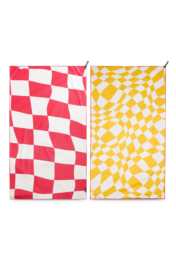 체커보드 비치타월 극세사 대형 수영 타올은 수영과 비치 활동에 적합한 타월입니다. 부드러운 극세사 소재로 제작되어 뛰어난 흡수력을 자랑하며, 빠르게 물기를 제거해 줍니다. 넉넉한 대형 사이즈로 편안하게 사용 가능하며, 레드와 화이트 색상의 체커보드 패턴 디자인이 시원하고 산뜻한 느낌을 줍니다. 공용으로 사용할 수 있어 실용적이며, 비치타월로 활용하여 해변에서 스타일리시함을 더할 수 있습니다. 흡수력이 뛰어나 쾌적한 사용감을 선사합니다.
