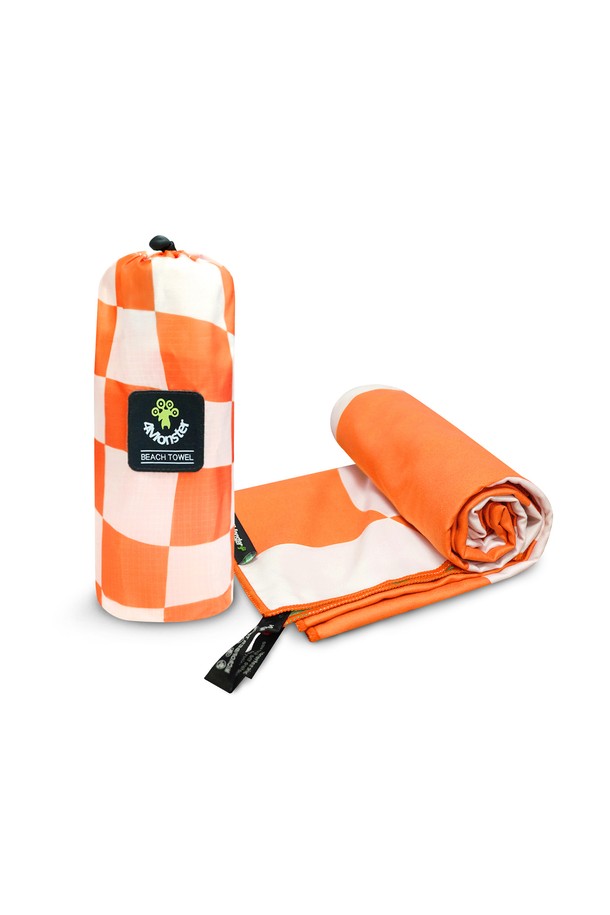 오렌지와 화이트 색상의 체커보드 무늬가 돋보이는 극세사 대형 비치타월입니다. 부드러운 폴리에스테르와 나일론 혼방 소재로 제작되어 흡습성과 속건 기능이 뛰어나 물놀이 후에도 쾌적하게 사용 가능합니다. 가볍고 얇은 두께로 휴대성이 뛰어나 수영, 레저, 캠핑, 요가, 여행 등 다양한 용도로 활용할 수 있습니다. 양면 프린팅 디자인에 모래 제거가 용이하며, 전용 파우치와 걸이용 고리가 있어 위생적인 보관이 용이합니다.
