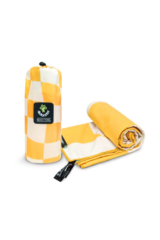 체커보드 비치타월은 부드러운 극세사 소재로 제작되어 흡습성과 속건 기능이 뛰어나며, 가볍고 방수 기능까지 갖춰 수영, 비치, 요가, 운동, 캠핑 등 다양한 레저 활동에 적합합니다. 오렌지, 스트로베리, 바나나, 멜론 등 4가지 싱그러운 컬러의 체크 패턴 양면 프린팅으로 디자인되어, 스타일리시함을 더합니다. 대형 사이즈로 넉넉하게 사용할 수 있으며, 모래 제거가 용이하고 걸이용 고리와 전용 파우치까지 포함되어 편리하게 휴대하고 보관할 수 있습니다. 여름철, 물놀이와 야외 활동 시 쾌적함과 편안함을 선사하는 필수 아이템입니다.
