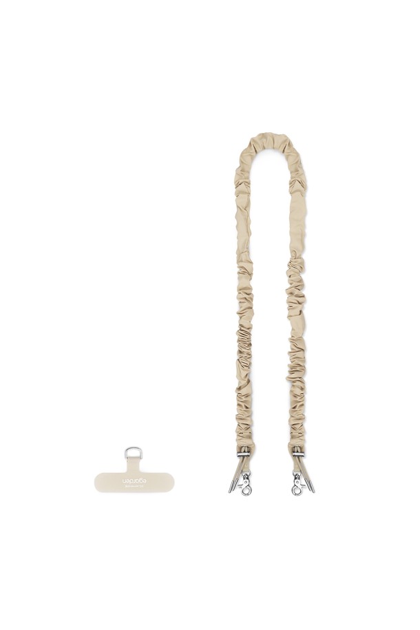 본보야지 슬링 스트랩 핸드폰 목걸이 크로스 줄은 미니멀하고 캐주얼한 스타일을 추구하는 분들을 위한 핸드폰 스트랩입니다. 나일론 소재로 제작되어 튼튼하며, 블랙, 베이지, 그레이 3가지 색상으로 출시되어 어떤 옷에도 잘 어울립니다. 사이즈 조절이 가능하여 편안하게 착용할 수 있으며, 원터치 버클과 태그 홀더 디자인으로 실용성을 더했습니다. 폐쇄형 스마트폰 케이스 전용이며, 아이폰 및 안드로이드폰과 호환됩니다. 동네 마실룩에 어울리는 데일리 아이템으로, 핸즈프리 기능을 통해 더욱 편리한 일상생활을 지원합니다.
