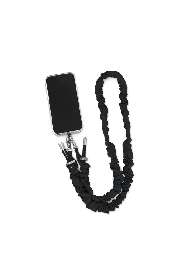 본보야지 슬링 스트랩 핸드폰 목걸이 크로스 줄은 일상생활에서 간편하게 사용할 수 있는 핸드폰 스트랩입니다. 나일론 소재로 제작되어 튼튼하며, 블랙, 베이지, 그레이 3가지 색상으로 출시되어 어떤 스타일에도 잘 어울립니다. 길이 조절이 가능하고, 양쪽 끝 고리와 태그 홀더 시스템을 갖춰 실용성을 더했습니다. 원터치 버클로 간편하게 탈부착이 가능하며, '동네 마실룩'이나 '산책룩'에 매치하여 '미니멀'하고 '캐주얼'한 스타일을 연출할 수 있습니다. 생산물배상책임보험에 가입되어 있어 안심하고 사용할 수 있습니다.
