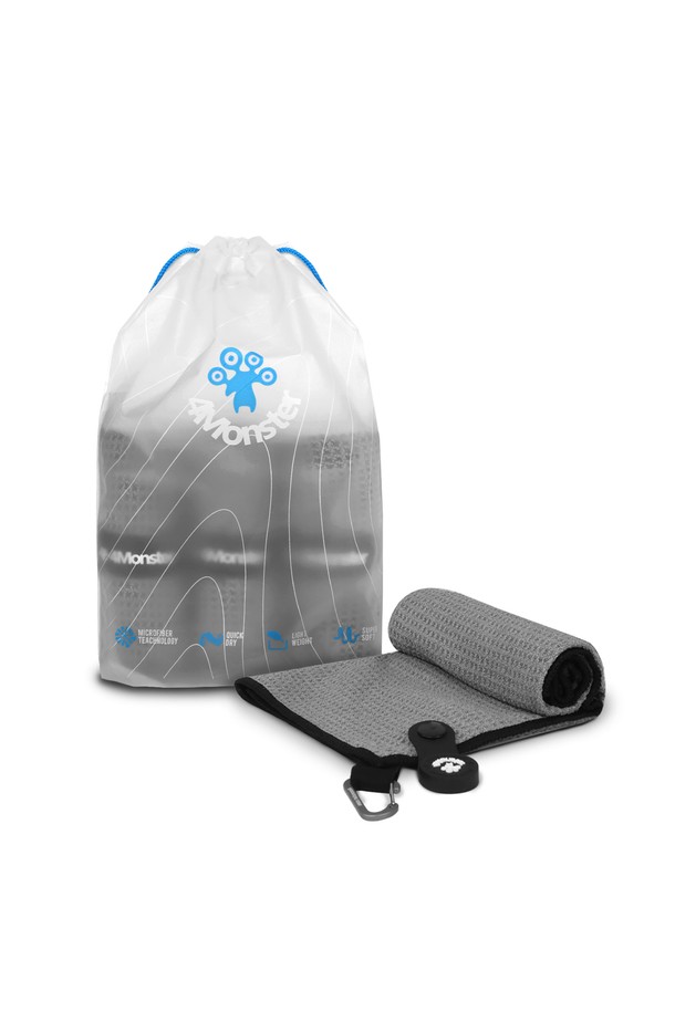 골프 수건 3종 세트는 라운딩의 품격을 높여주는 필수 아이템입니다. 흡습성과 속건 기능이 뛰어난 고밀도 극세사 소재로 제작되어 땀을 빠르게 흡수하고 쾌적함을 유지해줍니다. 휴대성을 높이는 경량 디자인과 부드러운 촉감, 와플 패턴이 특징이며, 마그네틱 클립과 카라비너가 있어 편리하게 사용 가능합니다. 블랙과 그레이 두 가지 색상으로 제공되며, 벨크로 바인딩과 수납 파우치가 포함되어 실용성을 더했습니다. 골프공 클리너 기능까지 갖춰 라운딩 시 유용하게 활용할 수 있는 세트 구성입니다.
