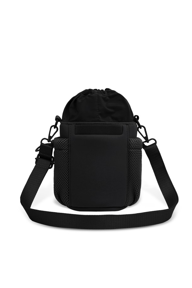 본보야지 텀블러백은 캠핑, 여행, 피트니스 등 다양한 활동에 어울리는 실용적인 여성용 텀블러백입니다. 블랙과 카멜 두 가지 색상으로, 나일론, 스판덱스, 폴리에스테르, 네오프렌 소재를 사용하여 제작되어 미디엄 사이즈의 원통형 디자인을 자랑합니다. 보온 및 방수 기능을 갖추었으며, 조절 가능한 스트랩과 손잡이로 편리하게 사용할 수 있습니다. 다수의 수납공간, 메쉬 포켓, 스마트폰 전용 포켓, 그리고 키 스트랩이 있어 수납의 실용성을 높였습니다. 미니멀, 캐주얼, 스포티 스타일을 즐겨 입는 분들께 추천합니다.
