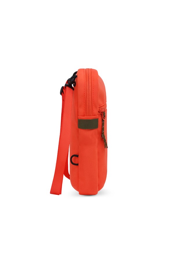 여행과 일상에서 활용하기 좋은 트래블러 미니 크로스백입니다. 가볍고 튼튼한 나일론 소재로 제작되어 방수 기능을 갖춰 실용적입니다. 미니멀하고 캐주얼한 디자인으로, 만다린, 머스타드, 블랙 3가지 색상으로 출시되었습니다. 탈부착 가능한 스트랩과 3개의 수납공간, 메쉬 내부 포켓, 외부 지퍼 포켓으로 편리성을 더했습니다. 스트랩 길이 조절이 가능하여, 여행룩에 완벽하게 어울리는 데일리 핸드폰 소품 가방입니다.
