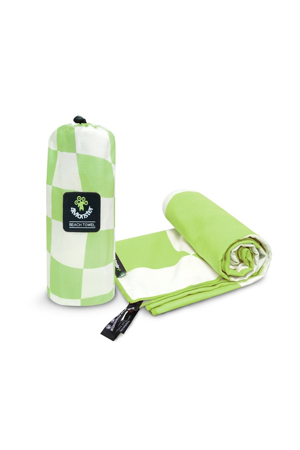 체커보드 비치타월은 부드러운 촉감의 극세사 소재로 제작되어 흡습, 속건 기능이 뛰어나 수영, 요가, 스포츠, 여행, 캠핑, 낚시 등 다양한 용도로 활용하기 좋습니다. 오렌지, 핑크, 옐로우, 그린 등 다채로운 컬러의 체크 패턴 양면 프린팅 디자인으로 시원하고 산뜻한 분위기를 연출합니다. 초경량 디자인으로 휴대성이 뛰어나며, 모래 제거가 용이하여 편리하게 사용할 수 있습니다. 또한, 걸이용 고리와 전용 보관 파우치가 함께 제공되어 실용성을 더했습니다. 얇은 두께로 빠르게 건조되어 쾌적함을 유지하며, 어디든 간편하게 휴대할 수 있습니다.
