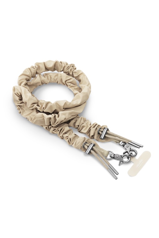 본보야지 슬링 스트랩 핸드폰 목걸이 크로스 줄은 미니멀하고 캐주얼한 스타일을 추구하는 분들을 위한 핸드폰 스트랩입니다. 나일론 소재로 제작되어 튼튼하며, 블랙, 베이지, 그레이 3가지 색상으로 출시되어 어떤 옷에도 잘 어울립니다. 사이즈 조절이 가능하여 편안하게 착용할 수 있으며, 원터치 버클과 태그 홀더 디자인으로 실용성을 더했습니다. 폐쇄형 스마트폰 케이스 전용이며, 아이폰 및 안드로이드폰과 호환됩니다. 동네 마실룩에 어울리는 데일리 아이템으로, 핸즈프리 기능을 통해 더욱 편리한 일상생활을 지원합니다.
