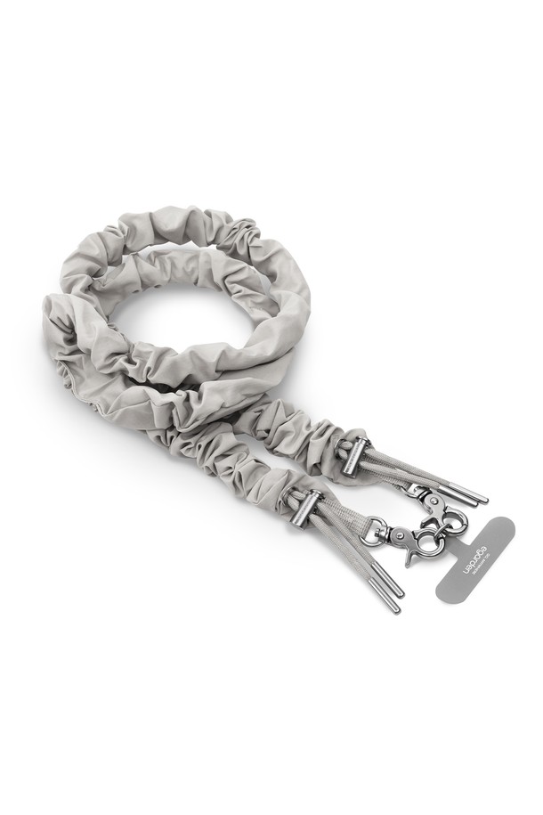 본보야지(Bon Voyage) 슬링 스트랩 핸드폰 목걸이 크로스 줄은 일상, 여행룩, 휴가룩 등 다양한 TPO에 어울리는 실용적인 액세서리입니다. 캐주얼, 미니멀, 스트리트 스타일을 모두 소화하며, 블랙, 베이지, 그레이 3가지 색상으로 출시되었습니다. 72~136cm 길이 조절이 가능하며, 80g의 가벼운 무게로 편안하게 사용 가능합니다. 나일론 소재와 원터치 버클, 양쪽 끝 링 부착, 태그 홀더를 갖춰 스마트폰, 지갑, 가방 등 다용도로 활용할 수 있습니다. 제품 책임 보험 1억 원 가입으로 안심하고 사용하세요.
