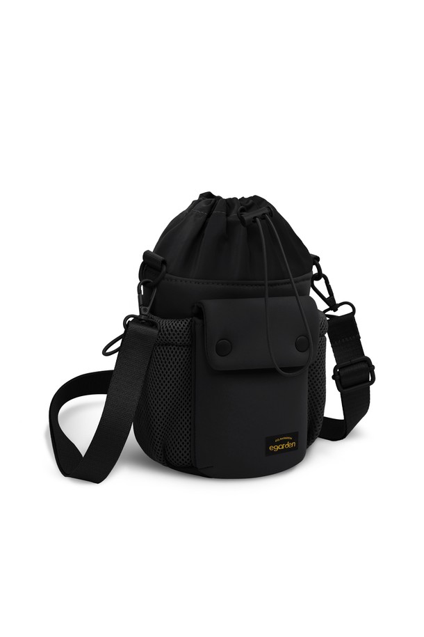 본보야지 텀블러백은 캠핑, 여행, 피트니스 등 다양한 활동에 어울리는 실용적인 여성용 텀블러백입니다. 블랙과 카멜 두 가지 색상으로, 나일론, 스판덱스, 폴리에스테르, 네오프렌 소재를 사용하여 제작되어 미디엄 사이즈의 원통형 디자인을 자랑합니다. 보온 및 방수 기능을 갖추었으며, 조절 가능한 스트랩과 손잡이로 편리하게 사용할 수 있습니다. 다수의 수납공간, 메쉬 포켓, 스마트폰 전용 포켓, 그리고 키 스트랩이 있어 수납의 실용성을 높였습니다. 미니멀, 캐주얼, 스포티 스타일을 즐겨 입는 분들께 추천합니다.
