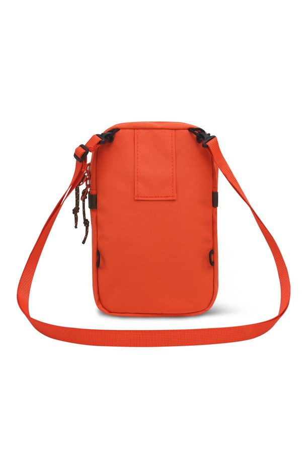 여행과 일상에서 활용하기 좋은 트래블러 미니 크로스백입니다. 가볍고 튼튼한 나일론 소재로 제작되어 방수 기능을 갖춰 실용적입니다. 미니멀하고 캐주얼한 디자인으로, 만다린, 머스타드, 블랙 3가지 색상으로 출시되었습니다. 탈부착 가능한 스트랩과 3개의 수납공간, 메쉬 내부 포켓, 외부 지퍼 포켓으로 편리성을 더했습니다. 스트랩 길이 조절이 가능하여, 여행룩에 완벽하게 어울리는 데일리 핸드폰 소품 가방입니다.
