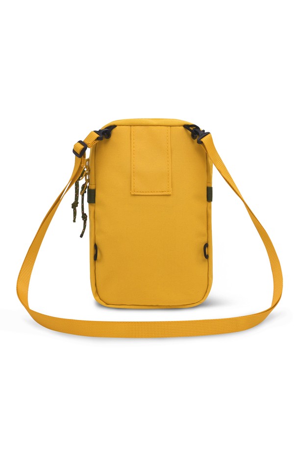 "트래블러 미니 크로스백"은 여행룩과 미니멀, 캐주얼 스타일에 잘 어울리는 여성용 가방입니다. 가볍고 방수 기능이 있는 나일론 소재로 제작되어 일상생활뿐만 아니라 여행 시에도 유용하게 사용할 수 있습니다. 만다린, 머스타드, 블랙 세 가지 색상으로 출시되었으며, 탈부착 가능한 스트랩과 외부 지퍼 포켓, 메쉬 포켓이 있어 수납력을 높였습니다. 미니 사이즈로 스마트폰, 여권 등 꼭 필요한 소지품을 간편하게 수납할 수 있으며, 매트 마감으로 세련된 느낌을 더했습니다. 지퍼형 잠금 방식으로 내용물을 안전하게 보호합니다.
