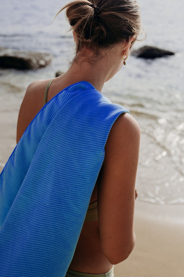 초경량 극세사 밴딩 스윔 타월은 수영, 하이킹, 캠핑, 일상생활에서 쾌적함을 선사합니다. 오렌지, 블루, 그린, 그레이 4가지 색상으로 출시되었으며, 폴리에스테르, 나일론, 극세사 소재를 사용하여 뛰어난 흡습, 속건, 통기성을 자랑합니다. 접이식 디자인과 컴팩트한 보관이 가능하며, 메쉬 파우치와 손목 스트랩이 포함되어 휴대성을 높였습니다. 밴딩 처리된 디자인과 손잡이 디테일로 실용성을 더한, 여름철 필수 스포츠 타월입니다.
