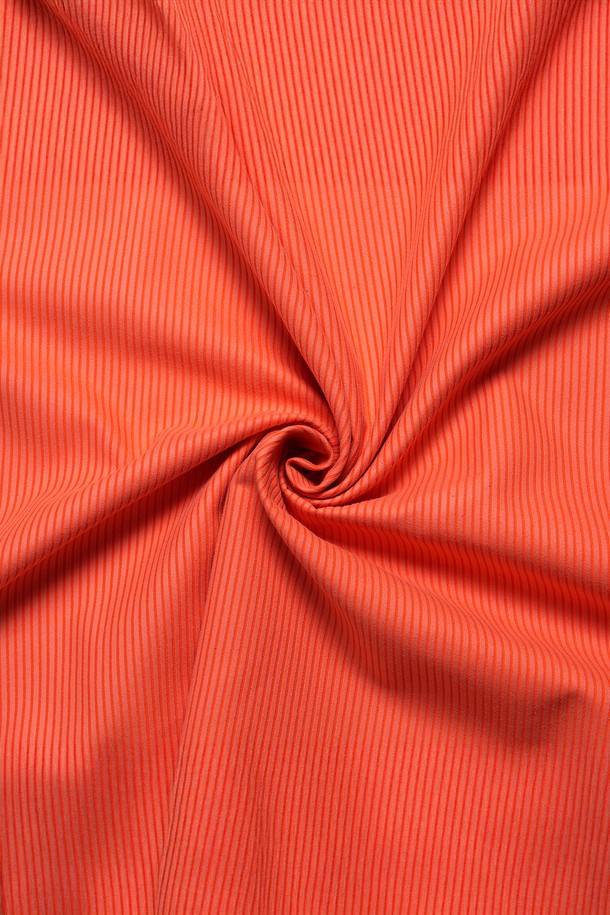 이 밴딩 스윔 타월은 수영, 캠핑, 여행, 피트니스, 하이킹 등 다양한 활동에 적합한 초경량 극세사 스포츠 타올입니다. 폴리에스터와 나일론 혼방 소재로 제작되어 흡습, 속건 기능이 뛰어나며, 가볍고 휴대성이 좋습니다. 밴딩과 스트랩 디자인으로 편리하게 사용할 수 있으며, 메쉬 파우치를 함께 제공하여 보관이 용이합니다. 오렌지, 블루, 그린, 그레이 4가지 컬러로 만나보실 수 있으며, 항균 기능으로 위생적인 사용이 가능합니다. 접이식 디자인으로 부피를 줄여 휴대가 간편합니다.
