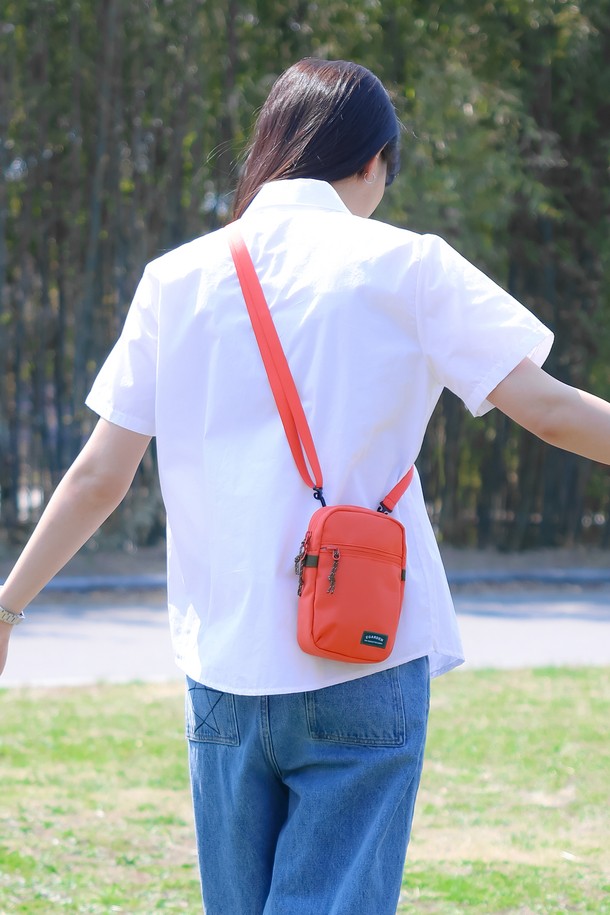 여행과 일상에서 활용하기 좋은 트래블러 미니 크로스백입니다. 가볍고 튼튼한 나일론 소재로 제작되어 방수 기능을 갖춰 실용적입니다. 미니멀하고 캐주얼한 디자인으로, 만다린, 머스타드, 블랙 3가지 색상으로 출시되었습니다. 탈부착 가능한 스트랩과 3개의 수납공간, 메쉬 내부 포켓, 외부 지퍼 포켓으로 편리성을 더했습니다. 스트랩 길이 조절이 가능하여, 여행룩에 완벽하게 어울리는 데일리 핸드폰 소품 가방입니다.
