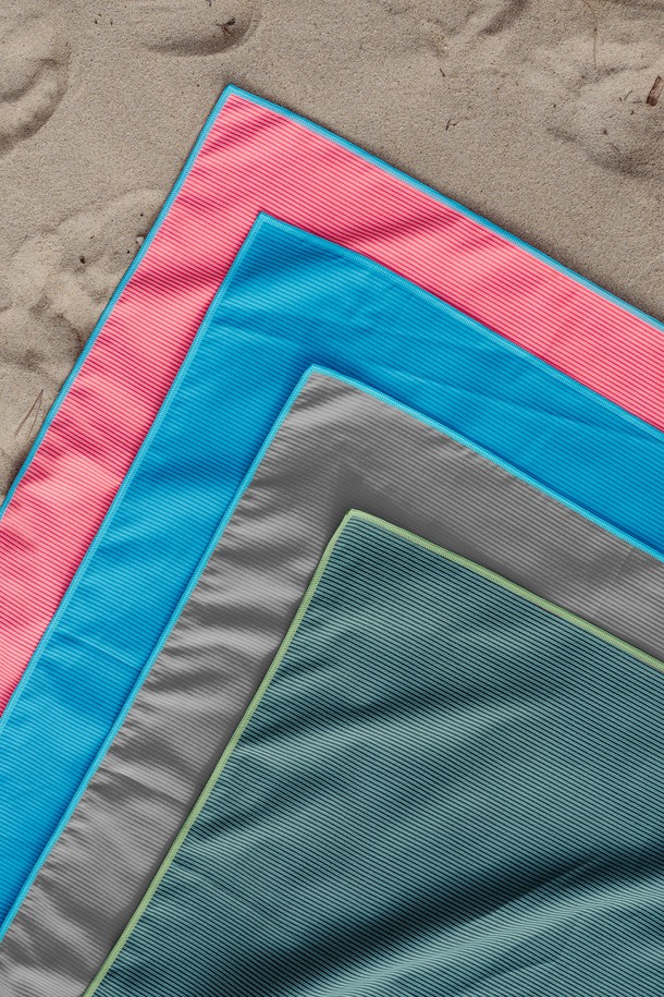 가볍고 빠르게 건조되는 밴딩 스윔 타월입니다. 뛰어난 흡습력과 속건 기능을 가진 초경량 극세사 소재로 제작되어 수영, 물놀이, 스포츠 활동 후 간편하게 사용하기 좋습니다. 얇고 부드러운 촉감으로 피부에 자극 없이 쾌적하며, 밴딩 디테일과 스트랩으로 사이즈 조절 및 휴대가 용이합니다. 오렌지, 블루, 그린, 그레이 4가지 컬러로 제공되며, 메쉬 파우치가 포함되어 있어 보관도 편리합니다. 여름철 여행, 캠핑, 아웃도어 활동 시에도 유용하게 활용할 수 있는 필수템입니다.
