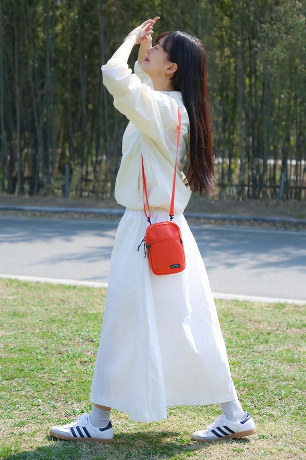 여행과 일상에서 활용하기 좋은 트래블러 미니 크로스백입니다. 가볍고 튼튼한 나일론 소재로 제작되어 방수 기능을 갖춰 실용적입니다. 미니멀하고 캐주얼한 디자인으로, 만다린, 머스타드, 블랙 3가지 색상으로 출시되었습니다. 탈부착 가능한 스트랩과 3개의 수납공간, 메쉬 내부 포켓, 외부 지퍼 포켓으로 편리성을 더했습니다. 스트랩 길이 조절이 가능하여, 여행룩에 완벽하게 어울리는 데일리 핸드폰 소품 가방입니다.
