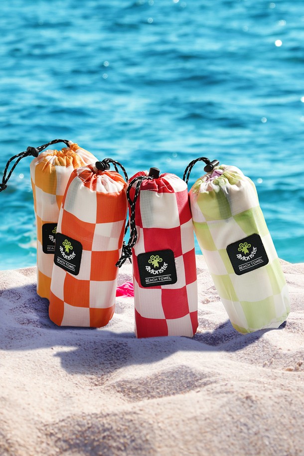 체커보드 비치타월 극세사 대형 수영 타올은 수영과 비치 활동에 적합한 타월입니다. 부드러운 극세사 소재로 제작되어 뛰어난 흡수력을 자랑하며, 빠르게 물기를 제거해 줍니다. 넉넉한 대형 사이즈로 편안하게 사용 가능하며, 레드와 화이트 색상의 체커보드 패턴 디자인이 시원하고 산뜻한 느낌을 줍니다. 공용으로 사용할 수 있어 실용적이며, 비치타월로 활용하여 해변에서 스타일리시함을 더할 수 있습니다. 흡수력이 뛰어나 쾌적한 사용감을 선사합니다.
