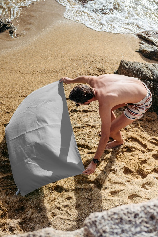 밴딩 스윔 타월은 초경량 극세사 소재로 제작되어 흡습, 속건 기능이 뛰어나 수영, 물놀이, 캠핑, 운동, 여행 등 다양한 활동에 적합합니다. 오렌지, 블루, 그린, 그레이 4가지 색상으로 제공되며, 부드러운 극세사 패턴이 특징입니다. 밴딩 디자인과 손목 스트랩으로 편리하게 사용할 수 있으며, 위생적인 메쉬 파우치가 함께 제공되어 콤팩트하게 보관할 수 있습니다. 모래 제거가 용이하여 야외 활동 시에도 쾌적하게 사용할 수 있는 스포츠 타올입니다.
