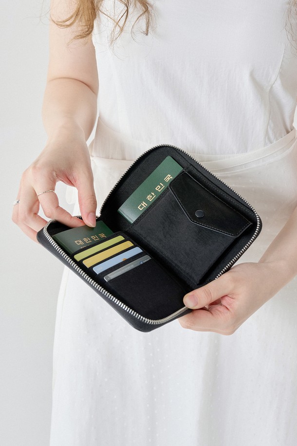 본보야지 시티 패스포트 RFID 차단 개인정보 보호 여권 여행 지갑은 여행룩을 위한 미니멀, 클래식, 시크 스타일의 여권 지갑입니다. 가죽과 나일론 소재를 사용하여 튼튼하며, 블랙 색상의 무지 디자인에 사각 형태로 제작되었습니다. 미디엄 사이즈로, 여권, 카드, 동전, 아이폰을 안전하게 수납할 수 있으며, 분리형 체인 스트랩으로 편리성을 더했습니다. SGS 인증 RFID 차단 소재로 개인정보를 안전하게 보호하며, 지퍼형 잠금 방식으로 소지품을 안전하게 보관할 수 있습니다. 더스트백이 포함되어 있어 보관이 용이합니다.
