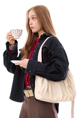 레더 크루아상 크로스백 크림