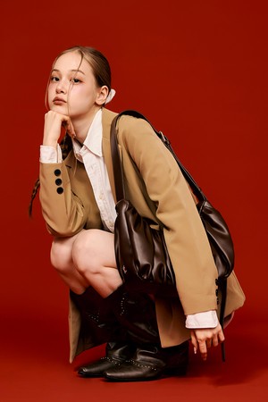 레더 크루아상 크로스백 에스프레소