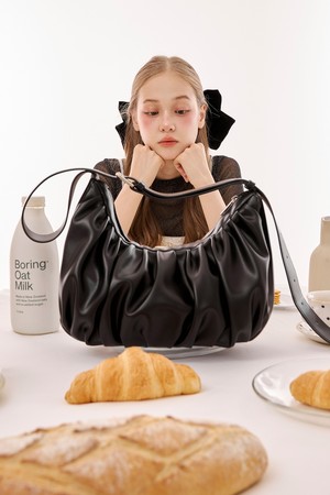 레더 크루아상 크로스백 블랙