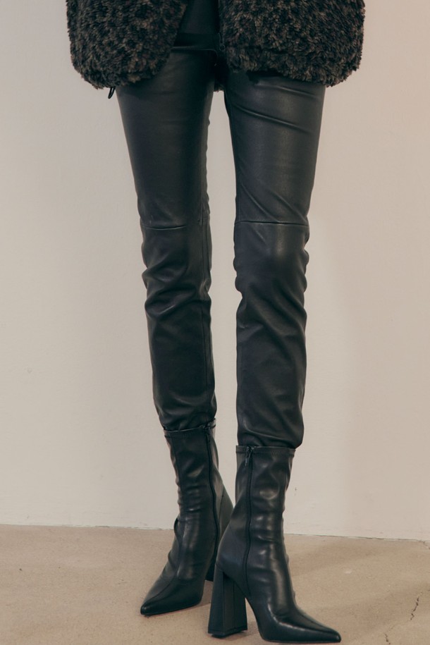 VIS Ā VIS  - 레깅스 - [FW24] VEGAN LEATHER LEGGINGS