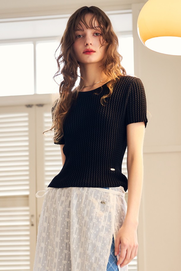 [24SS] WOMAN 텍스처드 하프 니트 [BLACK] / WBD2L05534는 여름 시즌을 위한 여성용 니트입니다. 레이온과 나일론 혼방 소재로 제작되어 부드러운 촉감과 시원한 냉감 기능을 제공합니다. 라운드넥 디자인에 얇은 두께감, 반소매 기장으로 편안하게 착용할 수 있으며, 텍스처드 원사를 사용하여 베이직하면서도 세련된 무드를 연출합니다. 데이트룩, 카페룩 등 다양한 TPO에 미니멀, 캐주얼, 클래식 스타일로 코디하기 좋은 아이템입니다. 블랙 컬러의 레귤러핏으로 어떤 룩에도 쉽게 매치할 수 있습니다.
