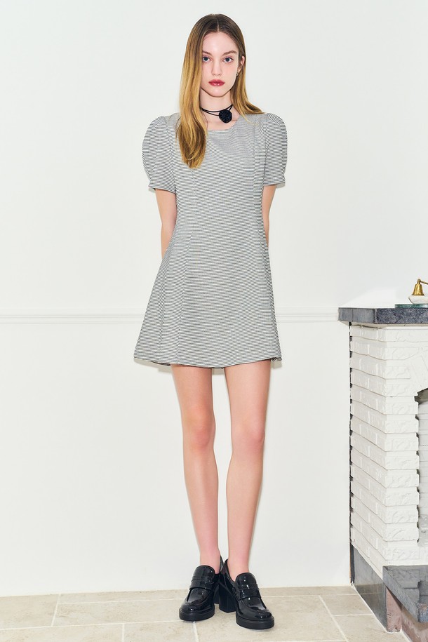 **[24SS] WOMAN 플레어 퍼프 슬리브 원피스 [WHITE COMBI]**

페미닌하고 엘레강스한 무드의 여성 플레어 원피스입니다. 봄, 여름, 가을 시즌에 활용하기 좋으며, 데일리룩, 일상복으로 즐겨 입을 수 있습니다. 라운드넥 디자인에 퍼프 슬리브 디테일이 여성스러운 포인트를 더하고, 플레어 실루엣으로 더욱 사랑스러운 느낌을 연출합니다. 폴리에스터, 레이온, 스판덱스 혼방 소재로 제작되어 편안한 착용감을 선사하며, 안감 처리가 되어 비침 걱정 없이 입을 수 있습니다. 데이트룩, 카페룩, 모임룩 등 다양한 TPO에 맞춰 클래식, 미니멀, 로맨틱 스타일을 연출해 보세요.
