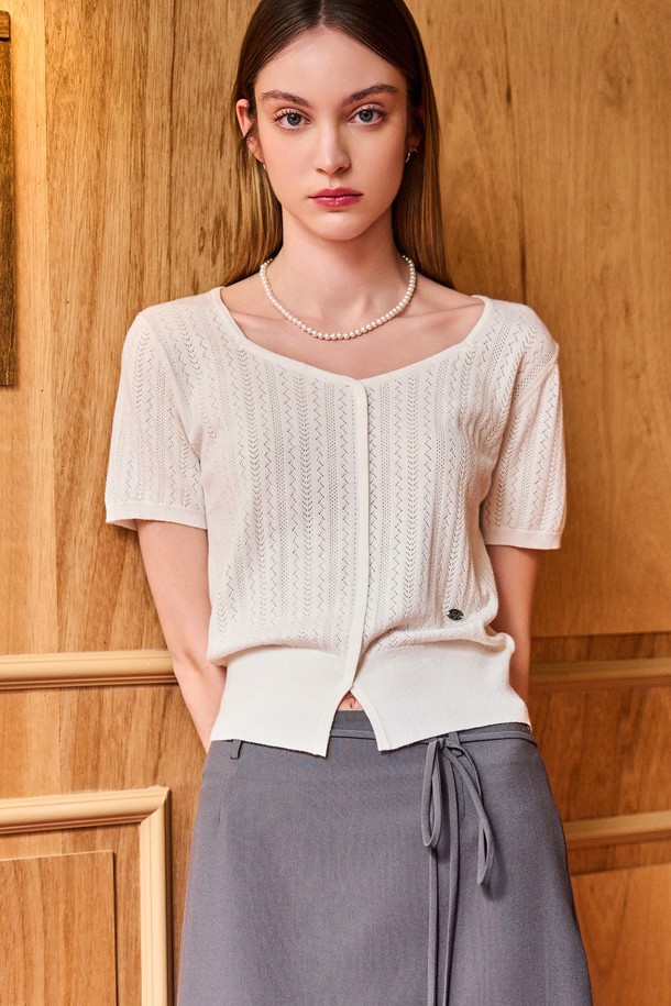 [24SS] 우먼 스카시 슬릿 하프 니트 [화이트] / WBD2L05540는 여성용 상의 니트/스웨터입니다. 시원한 여름에 어울리는 얇은 두께감과 부드러운 촉감의 레이온, 폴리에스터 혼방 소재로 제작되었습니다. 베이직한 스타일의 브이넥 반소매 디자인에, 스카시 패턴과 슬릿 디테일로 포인트를 더했습니다. 레귤러핏으로 편안하게 착용 가능하며, 데이트룩, 카페룩 등 다양한 TPO에 미니멀, 캐주얼, 클래식 스타일로 연출하기 좋습니다. 비침이 약간 있으며, 신축성이 있어 활동성을 높였습니다.
