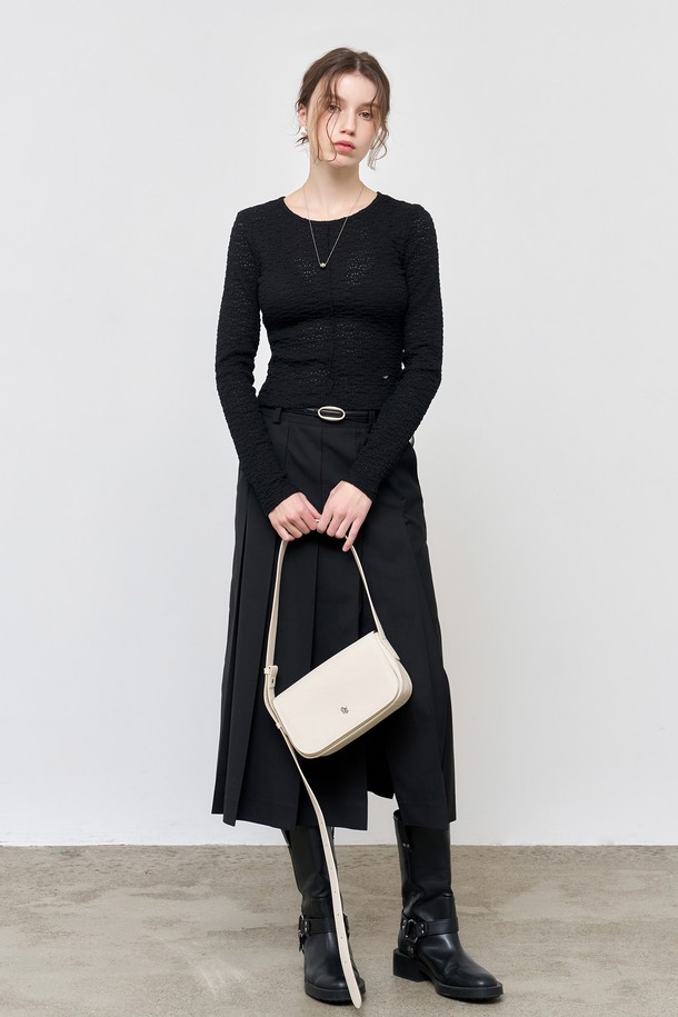 [25SS] WOMAN 레이스 핀턱 롱 슬리브 티 [블랙]는 여성스러운 분위기를 연출하는 롱 슬리브 티셔츠입니다. 봄, 여름 시즌에 어울리는 얇은 두께감과 슬림핏 디자인으로 제작되었으며, 라운드넥과 긴소매 기장으로 편안하게 착용할 수 있습니다. 블랙, 화이트, 크림 세 가지 색상으로 출시되었으며, 레이스 및 핀턱 디테일이 더해져 베이직하면서도 세련된 스타일을 연출합니다. 데이트룩, 카페룩 등 다양한 TPO에 활용 가능하며, 이너웨어 착용을 권장합니다. 미니멀, 클래식, 캐주얼 스타일을 즐겨 입는 분들께 추천합니다.
