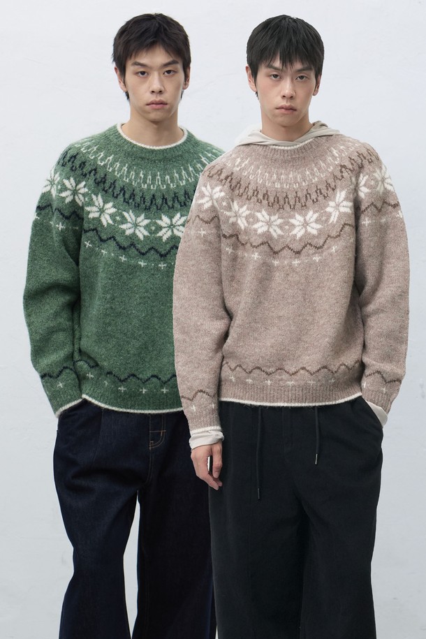 [25FW] UNISEX 울 스노우 노르딕 풀오버 4COL / SBD4U05022는 캐주얼, 클래식, 미니멀 스타일을 아우르는 유니섹스 울 스웨터입니다. 가을, 겨울 시즌에 어울리는 두꺼운 두께감과 부드러운 촉감의 울 소재로 제작되었으며, 라운드넥과 긴소매 디자인으로 편안한 착용감을 제공합니다. 그린, 베이지 컬러를 포함한 4가지 색상으로 출시되었으며, 스노우 패턴과 기하학 무늬가 돋보이는 디자인이 특징입니다. 출근룩을 포함한 다양한 일상에 활용하기 좋은 레귤러핏 풀오버 스타일입니다.
