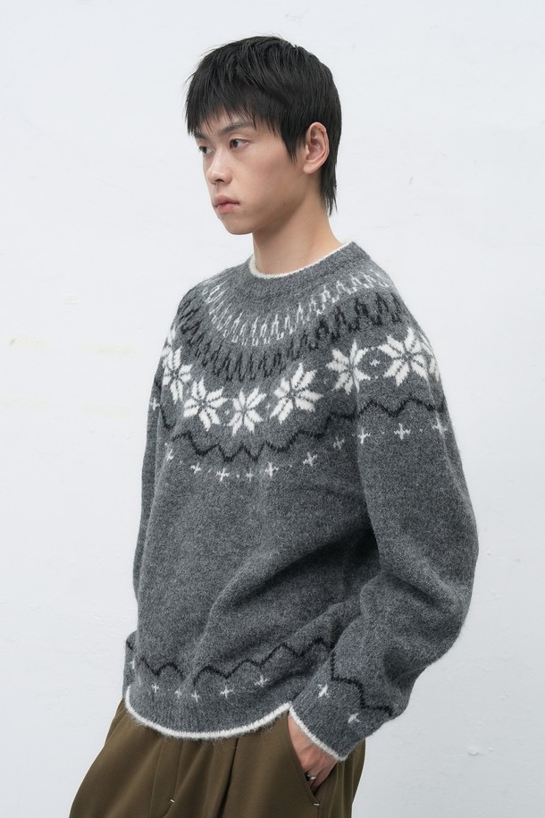 **[25FW] UNISEX 울 스노우 노르딕 풀오버 4컬러 / SBD4U05022**

가을, 겨울 시즌에 어울리는 유니섹스 울 스노우 노르딕 풀오버입니다. 부드러운 촉감의 울 소재로 제작되어 포근하고 따뜻한 착용감을 선사합니다. 오버핏 디자인에 라운드넥으로 편안한 착용감을 강조했으며, 긴소매 기장으로 보온성을 높였습니다. 스노우 패턴과 노르딕 패턴이 조화롭게 어우러져 캐주얼하면서도 베이직한 스타일을 연출합니다. 캠핑룩, 연말 모임룩 등 다양한 TPO에 활용 가능하며, 캐주얼, 클래식, 미니멀 스타일을 즐겨 입는 분들께 추천합니다. 색상은 그레이, 화이트 2가지로 출시되었습니다.
