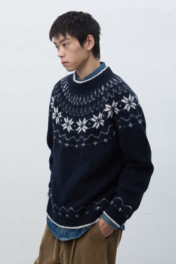 [25FW] 유니섹스 울 스노우 노르딕 풀오버 SBD4U05022는 가을과 겨울, 일상에서 따뜻함과 스타일을 모두 잡을 수 있는 니트 스웨터입니다. 부드러운 울 소재로 제작되어 뛰어난 촉감을 자랑하며, 두꺼운 두께감으로 보온성을 높였습니다. 네이비와 화이트 컬러, 노르딕과 기하학 패턴의 조화가 캐주얼하면서도 베이직한 디자인을 완성합니다. 터틀넥과 긴 소매, 레귤러 핏으로 편안한 착용감을 선사하며, 출근룩이나 모임룩 등 다양한 TPO에 활용 가능합니다. 풀오버 스타일로 간편하게 착용 가능하며, 캐주얼, 클래식, 미니멀 스타일을 즐기는 분들께 추천합니다.
