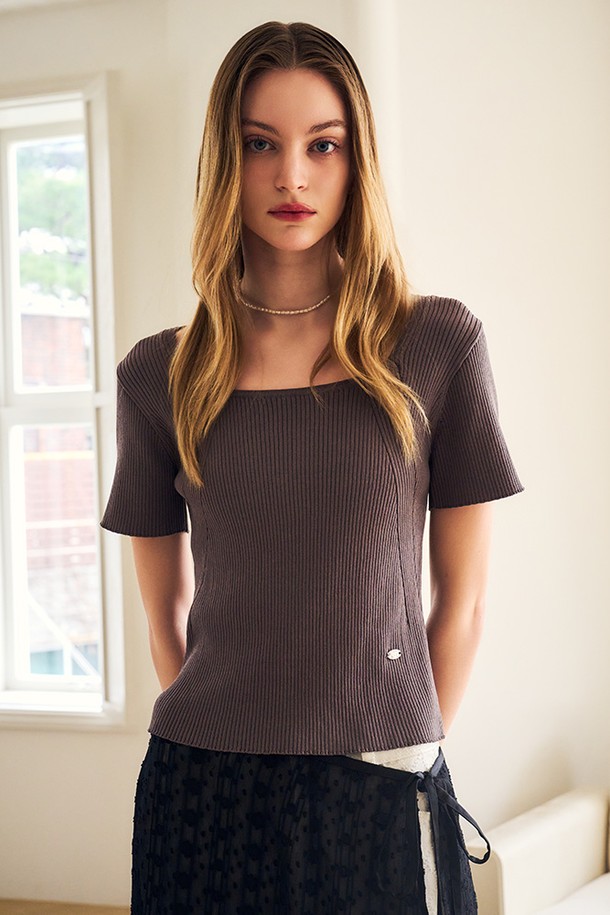 [24SS] WOMAN 리브드 스퀘어 하프 니트 [CHARCOAL]는 여성용 니트/스웨터 상의입니다. 차콜 컬러의 슬림핏으로, 페미닌하고 쿨한 스타일을 연출합니다. 봄, 여름 시즌에 적합하며, 반소매 기장과 하프 기장으로 시원하게 착용할 수 있습니다. 골지 패턴의 스퀘어넥 디자인과 옆트임 디테일, 로고 메달 패치가 특징입니다. 데이트룩, 카페룩, 미니멀, 클래식 스타일을 즐겨 입는 여성분들께 추천합니다.
