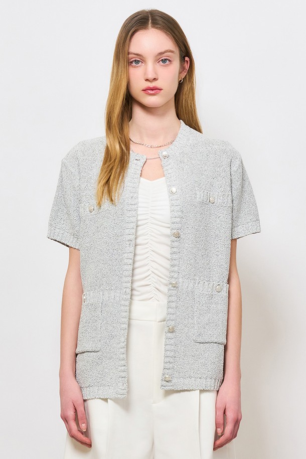 [24SS] WOMAN 루즈핏 트위드 하프 가디건 [라이트 그레이]는 부클 소재의 트위드 패턴으로 제작되어 부드러운 촉감과 클래식한 무드를 선사하는 여성 가디건입니다. 봄, 여름 시즌에 어울리는 중간 두께감의 라운드 넥 디자인이며, 반소매 기장과 루즈핏으로 편안한 착용감을 제공합니다. 로고 메달 버튼 디테일과 7게이지 니트 짜임이 특징이며, 데이트룩, 카페룩, 모임룩 등 다양한 TPO에 활용 가능합니다. 클래식, 미니멀, 캐주얼 스타일을 즐기는 여성에게 잘 어울리는 아이템입니다.
