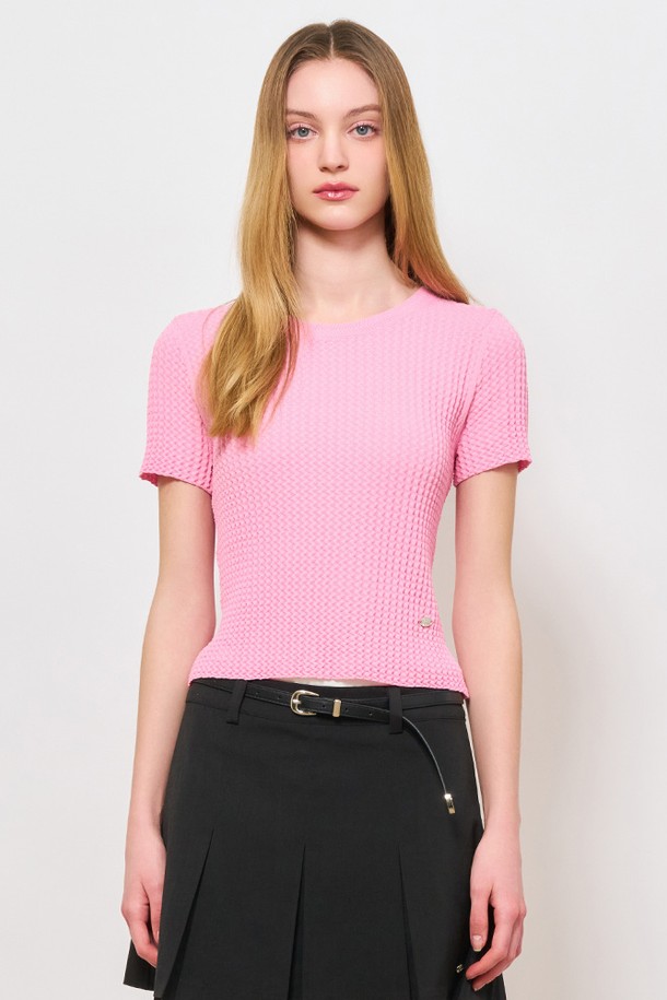 [24SS] 우먼 텍스처드 하프 니트 [핑크]는 부드러운 촉감의 니트 소재로 제작되어 봄, 여름에 착용하기 좋은 여성 상의입니다. 라운드넥 디자인에 반소매 기장, 레귤러핏으로 편안하게 착용 가능하며, 텍스처드 니트 디테일이 특징입니다. 베이직한 스타일로 데이트룩, 카페룩 등 다양한 TPO에 활용하기 좋으며, 미니멀, 캐주얼, 클래식 스타일을 즐겨 입는 여성에게 추천합니다. 얇은 두께감으로 시원하게 착용할 수 있습니다. 핑크 컬러의 무지 디자인으로 어떤 하의와도 쉽게 매치할 수 있습니다.
