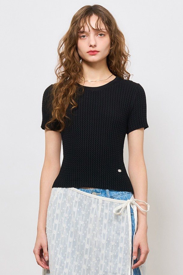 [24SS] WOMAN 텍스처드 하프 니트 [BLACK] / WBD2L05534는 여름 시즌을 위한 여성용 니트입니다. 레이온과 나일론 혼방 소재로 제작되어 부드러운 촉감과 시원한 냉감 기능을 제공합니다. 라운드넥 디자인에 얇은 두께감, 반소매 기장으로 편안하게 착용할 수 있으며, 텍스처드 원사를 사용하여 베이직하면서도 세련된 무드를 연출합니다. 데이트룩, 카페룩 등 다양한 TPO에 미니멀, 캐주얼, 클래식 스타일로 코디하기 좋은 아이템입니다. 블랙 컬러의 레귤러핏으로 어떤 룩에도 쉽게 매치할 수 있습니다.
