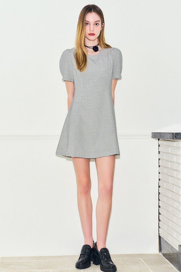 **[24SS] WOMAN 플레어 퍼프 슬리브 원피스 [WHITE COMBI]**

페미닌하고 엘레강스한 무드의 여성 플레어 원피스입니다. 봄, 여름, 가을 시즌에 활용하기 좋으며, 데일리룩, 일상복으로 즐겨 입을 수 있습니다. 라운드넥 디자인에 퍼프 슬리브 디테일이 여성스러운 포인트를 더하고, 플레어 실루엣으로 더욱 사랑스러운 느낌을 연출합니다. 폴리에스터, 레이온, 스판덱스 혼방 소재로 제작되어 편안한 착용감을 선사하며, 안감 처리가 되어 비침 걱정 없이 입을 수 있습니다. 데이트룩, 카페룩, 모임룩 등 다양한 TPO에 맞춰 클래식, 미니멀, 로맨틱 스타일을 연출해 보세요.
