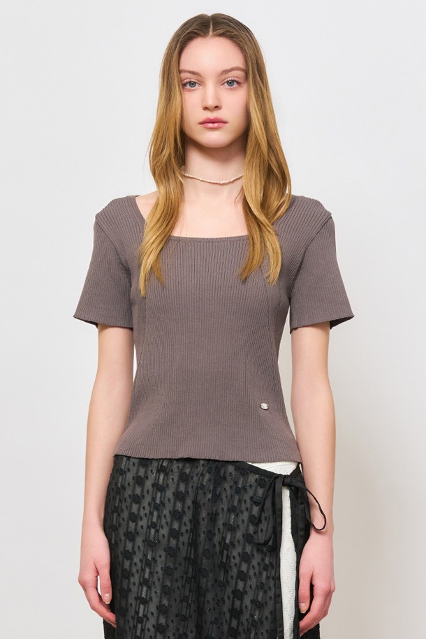 [24SS] WOMAN 리브드 스퀘어 하프 니트 [CHARCOAL]는 여성용 니트/스웨터 상의입니다. 차콜 컬러의 슬림핏으로, 페미닌하고 쿨한 스타일을 연출합니다. 봄, 여름 시즌에 적합하며, 반소매 기장과 하프 기장으로 시원하게 착용할 수 있습니다. 골지 패턴의 스퀘어넥 디자인과 옆트임 디테일, 로고 메달 패치가 특징입니다. 데이트룩, 카페룩, 미니멀, 클래식 스타일을 즐겨 입는 여성분들께 추천합니다.
