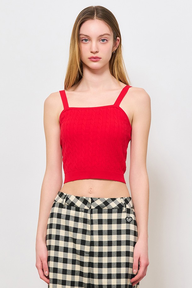 [24SS] WOMAN 텐셀 케이블 슬리브리스 [RED] / WBD2L44545는 2024년 봄/여름 시즌 여성용 슬리브리스입니다. 부드러운 텐셀 소재로 제작되었으며, 케이블 니트 패턴과 스퀘어넥 디자인이 특징입니다. 슬림핏으로 제작되었으며, 크롭 기장감으로 시원하고 세련된 스타일을 연출합니다. 데이트룩, 카페룩, 여행룩 등 다양한 TPO에 맞춰 미니멀, 클래식, 캐주얼 스타일을 완성할 수 있습니다. 레드 컬러의 민소매 디자인으로, 여름 시즌 시원하게 착용하기 좋습니다.
